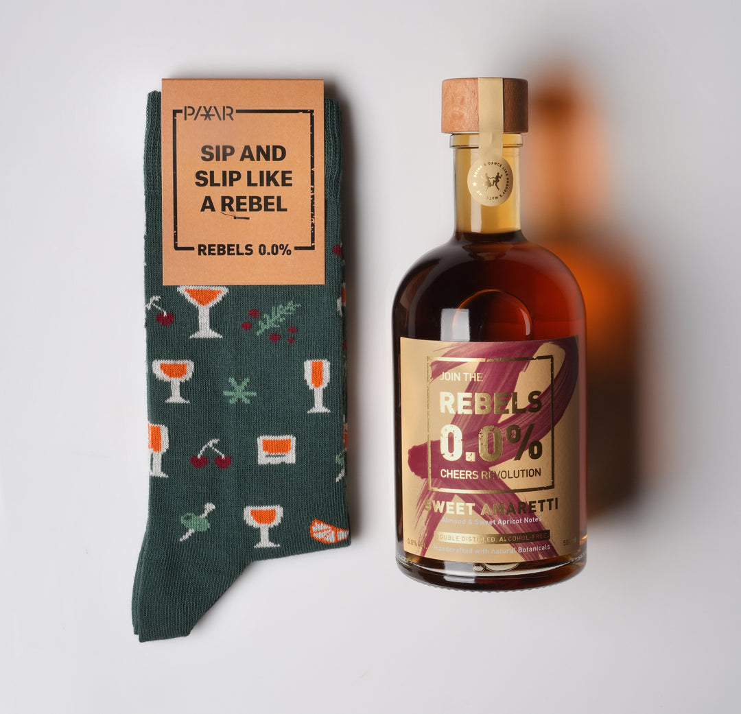 Ein Paar Socken von PAAR Socks und Flasche Sweet Amaretti von Rebels 0.0