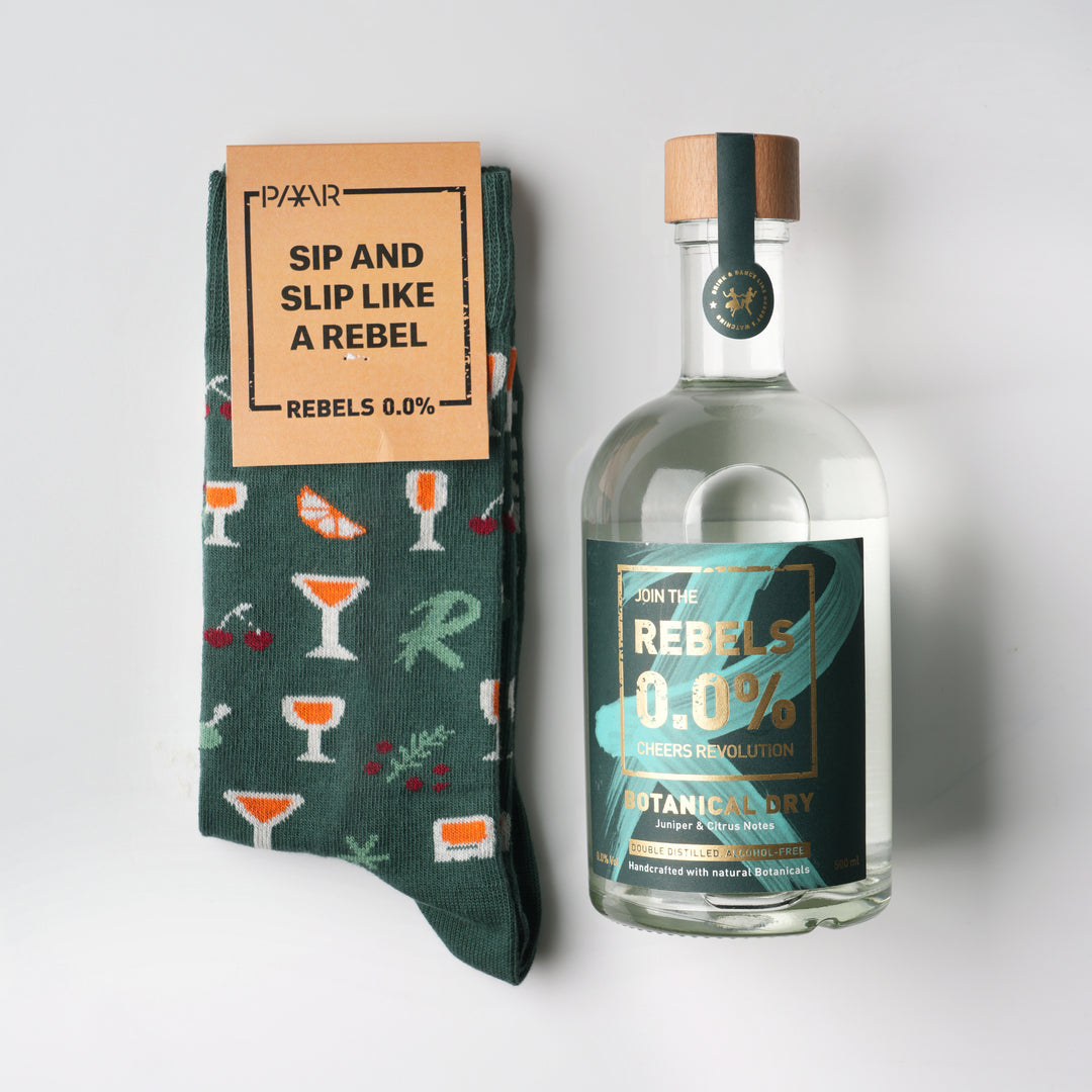 Ein Paar Socken von PAAR Socks und Botanically Dry Gin nicht alkoholisch von Rebels 0.0