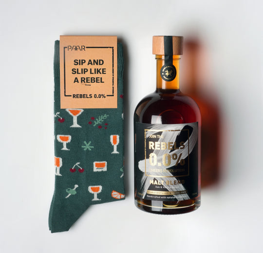 Ein Paar Socken von PAAR Socks und Malt Blend Whiskey nicht alkoholisch von Rebels 0.0